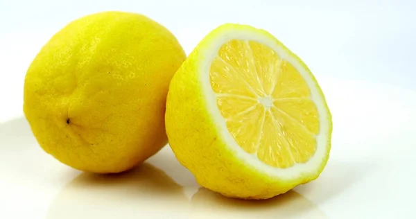 黄色柠檬柑橘类水果 柠檬果一半在白色背景下旋转 — 图库照片