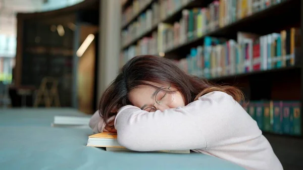 Азійська Студентка Окулярах Стомлена Заснула Столі Книжками Бібліотеці — стокове фото