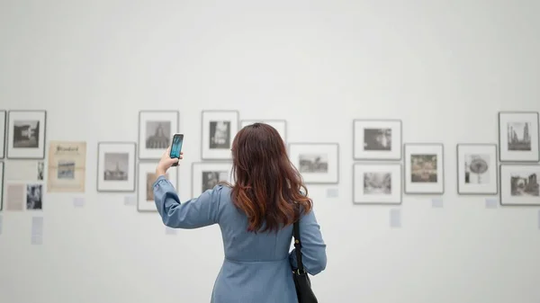 Eine Junge Frau Fotografiert Die Malerei Mit Der Kamera Ihres — Stockfoto