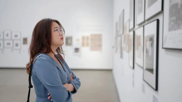 Asian Woman Wearing Eyeglasses Looking Artworks Wall Art Gallery — Stock Photo, Image