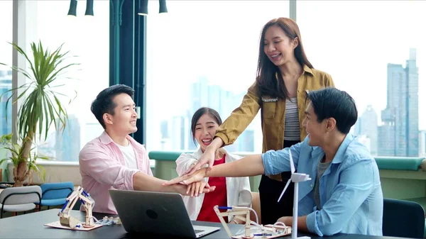 Счастливая Группа Азиатских Старшеклассников Объединившихся Отпраздновать Успех Проекта Созданию Технологического — стоковое фото