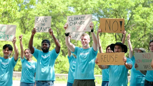 不同文化和种族为应对气候变化 全球暖化和环境而奋斗的志愿者团体 他们高举关于环境灾难的横幅 全球暖化概念 — 图库照片