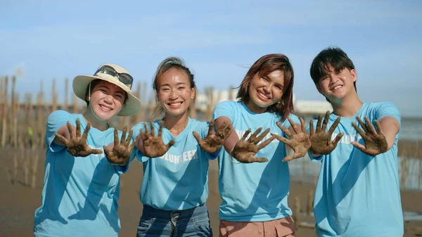 Skupina Asijských Dobrovolníků Ukazuje Ruce Zašpiněné Blátě Znamení Úsměvem Pohled — Stock fotografie