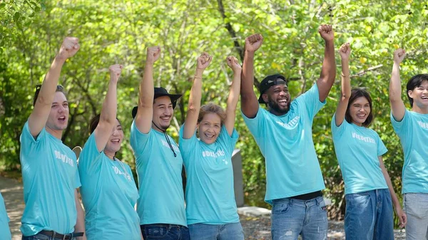 Diversos Voluntarios Personas Cogidas Mano Pie Fila Juntos Cooperación Entorno — Foto de Stock