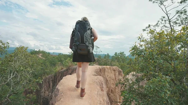 Mujer Viajera Llevando Una Mochila Caminando Peligrosa Cima Rocosa Montaña —  Fotos de Stock