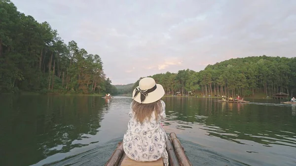 Baksidan Kvinnan Sitter Bambu Båt Beundrar Naturen Skogs Och Sjöutsikt — Stockfoto