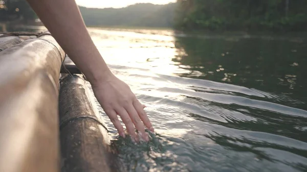 Рука Касается Воды Лесной Реке Озере Люди Путешествуют Наслаждаясь Природой — стоковое фото