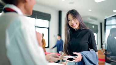 Asyalı yolcu seyahat kartı ve pasaport servis gişesindeki müşteri kontrolüne verilir.