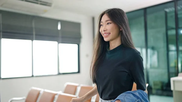Krásná Asijské Mladé Turistické Dívka Usmívá Zavazadly Letišti Koncept Cestujícího — Stock fotografie