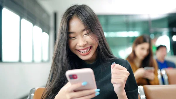 Mulher Asiática Feliz Usando Telefone Celebrando Sucesso Vitória Line Menina — Fotografia de Stock
