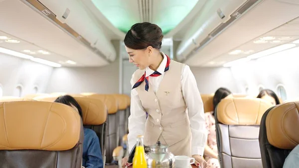Aziatische Vrouwelijke Stewardess Serveert Eten Drinken Aan Passagiers Het Vliegtuig — Stockfoto