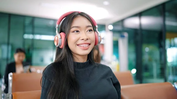 Atraktivní Asijské Žena Cestovatel Nosit Sluchátka Poslech Hudby Při Čekání — Stock fotografie