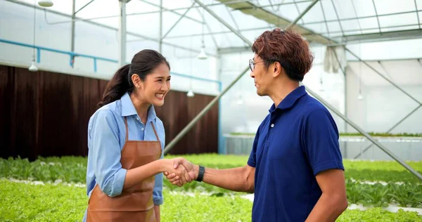 アジアの女性農家や顧客のパートナーは 契約を閉じるために手を振る 水耕栽培有機新鮮な収穫野菜のコンセプト — ストック写真