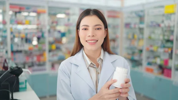 Asiatische Apothekerin Uniform Hält Das Medikament Die Kamera Und Erklärt — Stockfoto