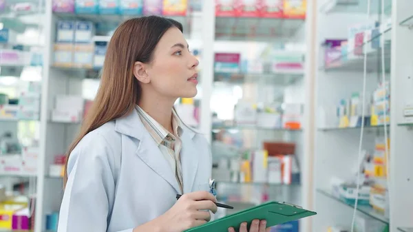 Profissional Asiático Mulher Farmacêutico Reverifica Produtos Farmácia Usando Noteboard Para — Fotografia de Stock