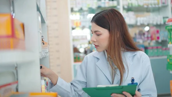 Professionele Aziatische Vrouw Apotheker Controleert Producten Farmacie Het Gebruik Van — Stockfoto