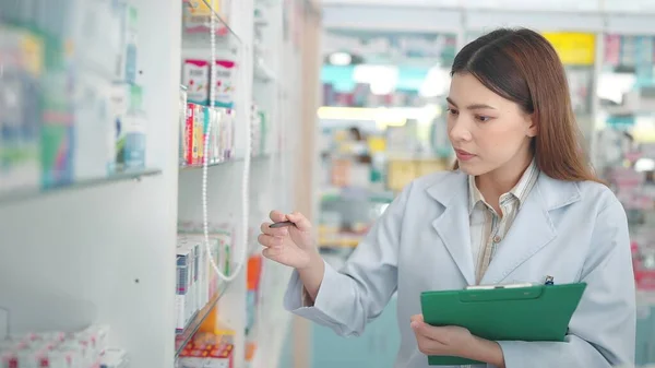 Profesionální Asijské Žena Lékárník Překontrolovat Produkty Lékárně Pomocí Notebooku Psát — Stock fotografie