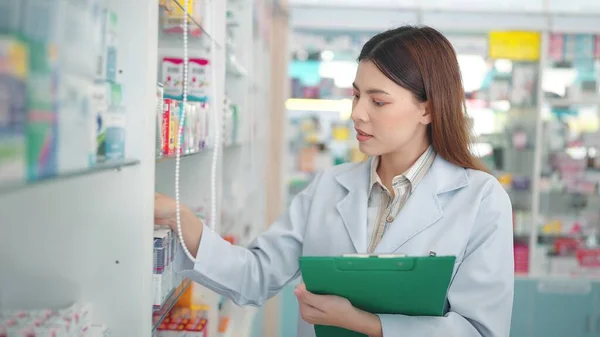 Professionele Aziatische Vrouw Apotheker Controleert Producten Farmacie Het Gebruik Van — Stockfoto