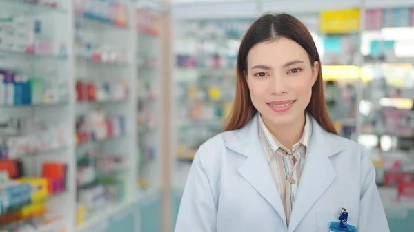 Lächelndes Gesicht Einer Jungen Professionellen Asiatischen Apothekerin Die Der Drogerie — Stockfoto