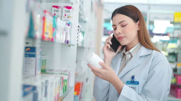 Profesionální Asijské Žena Lékárník Pomáhá Zákazníkovi Doporučením Lék Mluvit Zákazníkem — Stock fotografie