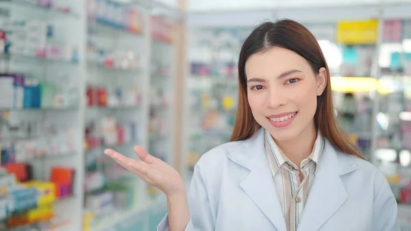 Profesionální Asijské Žena Lékárník Usměje Sebevědomě Gestikulace Lékárně — Stock fotografie