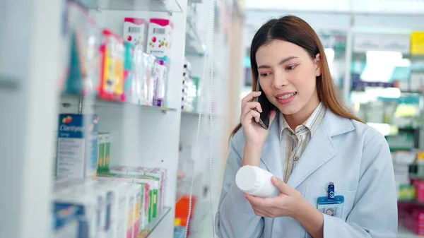 Professionele Aziatische Vrouw Apotheker Helpen Klant Met Geneeskunde Aanbeveling Praten — Stockfoto