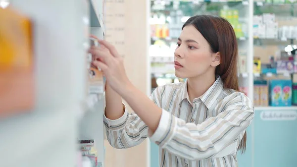 Mooie Jonge Aziatische Vrouw Tussen Planken Kijken Winkelen Voor Medicijnen — Stockfoto