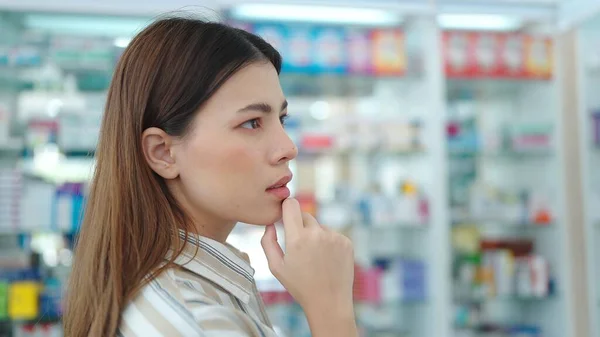 Žena Zákazník Stojí Hledá Produkty Léky Nebo Doplňky Lékárně — Stock fotografie