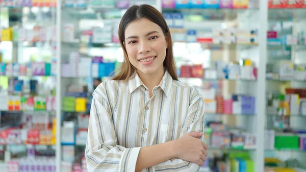 Cerca Retrato Una Joven Asiática Sonriendo Mirando Cámara Farmacia —  Fotos de Stock