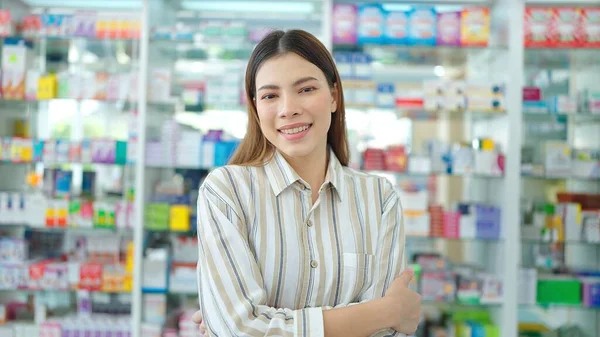 Cerca Retrato Una Joven Asiática Sonriendo Mirando Cámara Farmacia — Foto de Stock