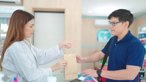 Азиатский Мужчина Покупает Лекарства Своих Симптомах Азиатки Фармацевта Аптеке — стоковое фото