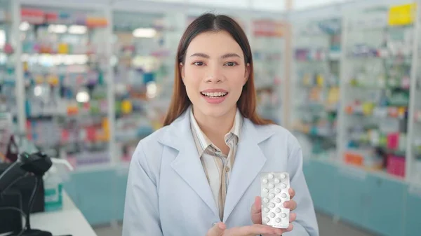 Aziatische Vrouw Apotheker Uniform Houden Van Het Geneesmiddel Zoek Naar — Stockfoto