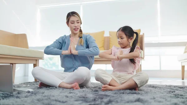 Mãe Asiática Ensinando Pequena Filha Fazendo Exercícios Ioga Senta Posição — Fotografia de Stock