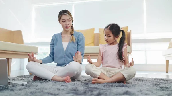 Madre Asiática Enseñando Hija Hacer Ejercicios Yoga Suelo Sala Estar —  Fotos de Stock