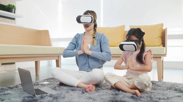Asian Mother Daughter Wearing Glasses Technology Virtual Reality Headset Doing — Stock Photo, Image