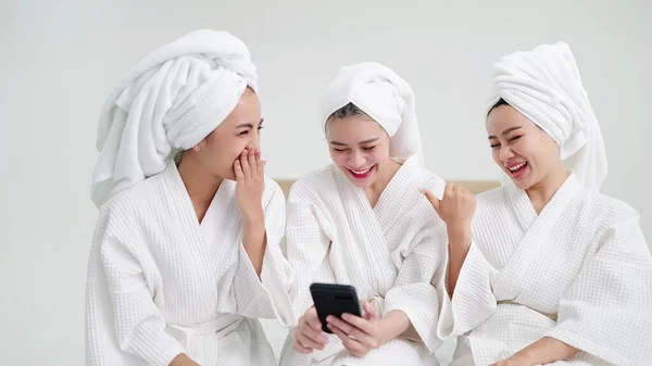 Skupina Mladé Krásné Asijské Ženy Bílém Županu Baví Pomocí Smartphone — Stock fotografie