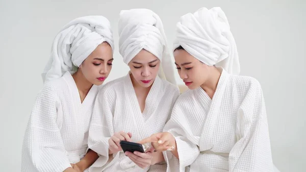 Skupina Mladé Krásné Asijské Ženy Bílém Županu Baví Pomocí Smartphone — Stock fotografie