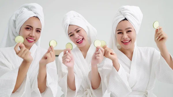 Bir Grup Güzel Asyalı Kadın Bornozlu Kafalarında Havluyla Kameraya Gülümseyen — Stok fotoğraf
