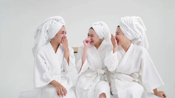 Tres Jóvenes Hermosas Mujeres Asiáticas Batas Baño Toallas Cabeza Sentado —  Fotos de Stock