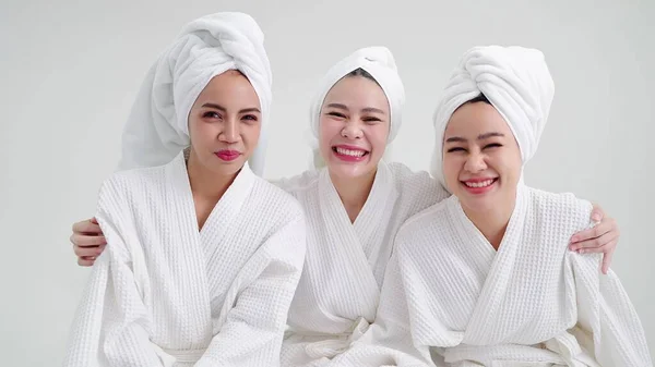 Портретная Группа Красивых Молодых Азиатских Женщин Халатах Полотенцах Головах Улыбающихся — стоковое фото