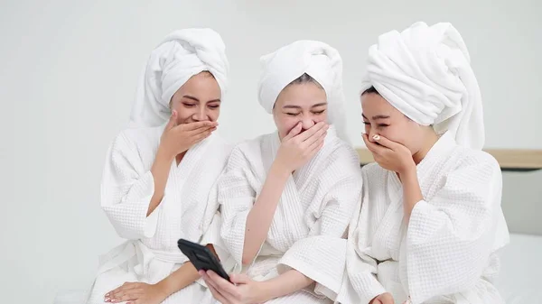 Bornozlu Kafasında Havlu Olan Güzel Asyalı Kadın Sohbet Etmekten Akıllı — Stok fotoğraf