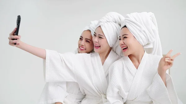 Unga Vackra Asiatiska Kvinnor Vänner Badrockar Och Handdukar Huvuden Att — Stockfoto