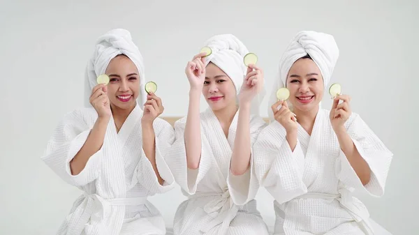 Bir Grup Güzel Asyalı Kadın Bornozlu Kafalarında Havluyla Kameraya Gülümseyen — Stok fotoğraf