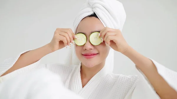 Zamknij Twarz Pięknych Młodych Azjatyckich Kobiet Szlafroku Ręczniki Głowę Trzymając — Zdjęcie stockowe
