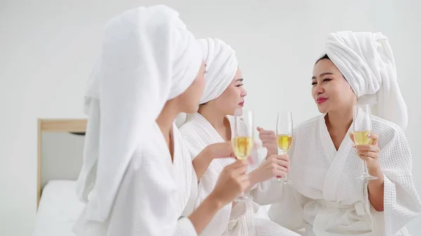 Kafasında Havlu Bornoz Olan Bir Grup Mutlu Asyalı Kadın Sohbet — Stok fotoğraf