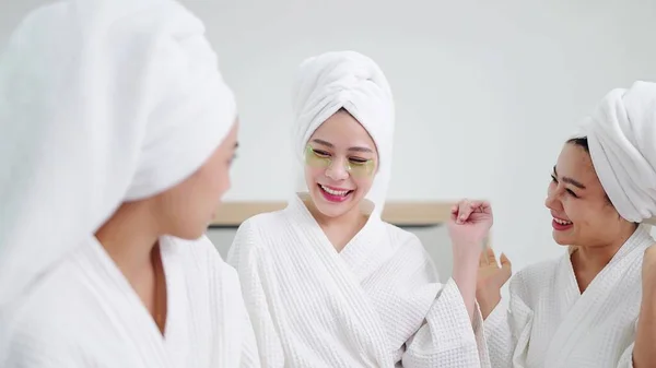 Grupa Pięknych Młodych Azjatyckich Kobiet Szlafroku Ręczniki Głowach Plastrem Kolagenu — Zdjęcie stockowe
