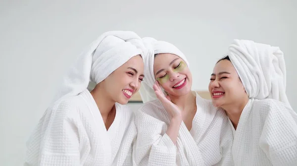 Güzel Asyalı Kadınlar Bornozlu Kafalarında Havlular Gözlerinin Altında Kolajen Bantlarıyla — Stok fotoğraf