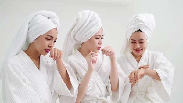 Beyaz Bornozlu Bir Grup Güzel Asyalı Kadın Cilt Kokusuna Nemlendirici — Stok fotoğraf
