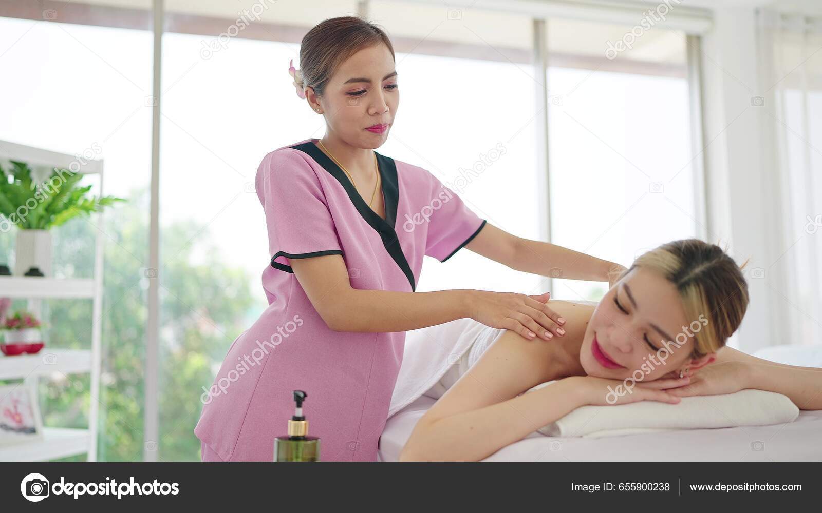 https://st5.depositphotos.com/65232728/65590/i/1600/depositphotos_655900238-stock-photo-masseuse-asian-woman-massaging-back.jpg
