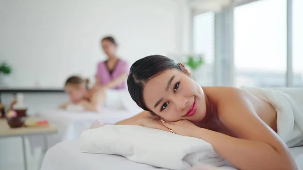 Улыбающееся Лицо Расслабленной Молодой Азиатки Белом Полотенце Лежащей Спа Кровати — стоковое фото
